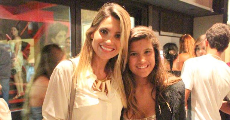 Na companhia da filha, Flávia Alessandra confere o espetáculo ‘Deus da Carnificina’
