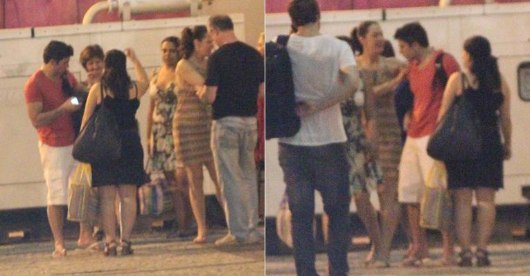 Claudia Raia e o namorado atende os fãs na saída do teatro