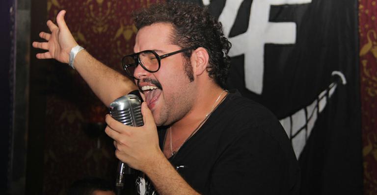 Tiago Abravanel dá canja em festa em São Paulo
