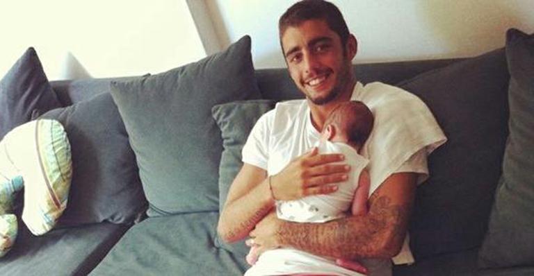 Marido de Luana Piovani publica foto com o filho do casal