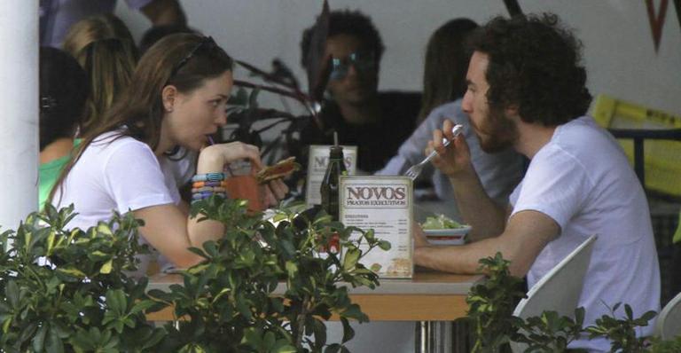 Leighton Meester, de Gossip Girl, almoça com o namorado no Rio