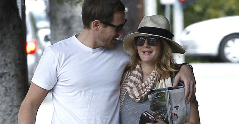 Grávida, Drew Barrymore passeia abraçada com o noivo, Will Kopelman