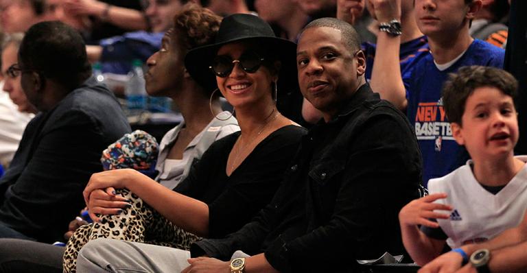Beyoncé e Jay-Z assistem a jogo de basquete em Nova York