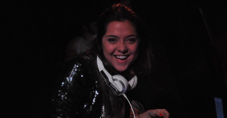 Polliana Aleixo ataca de DJ em festa carioca