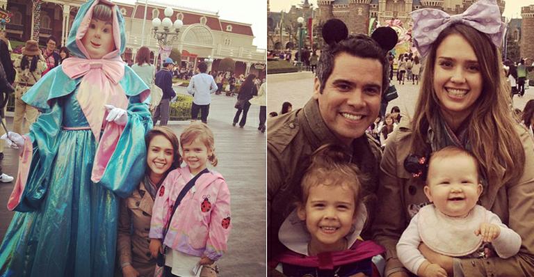 Jessica Alba leva as filhas ao parque na Disney no Japão