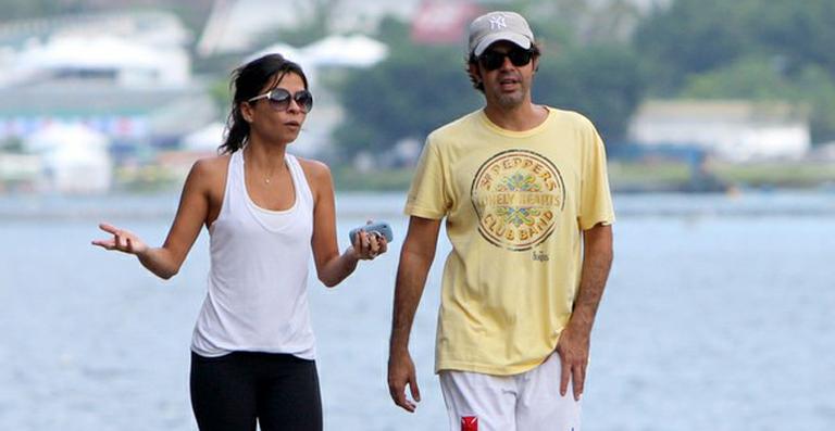 Bruno Mazzeo e Aninha Lima caminham juntos no Rio