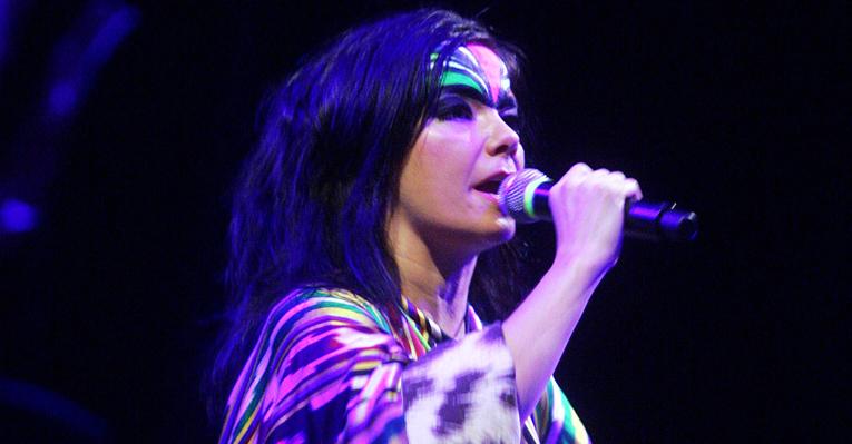 Björk cancela shows devido a problemas nas cordas vocais