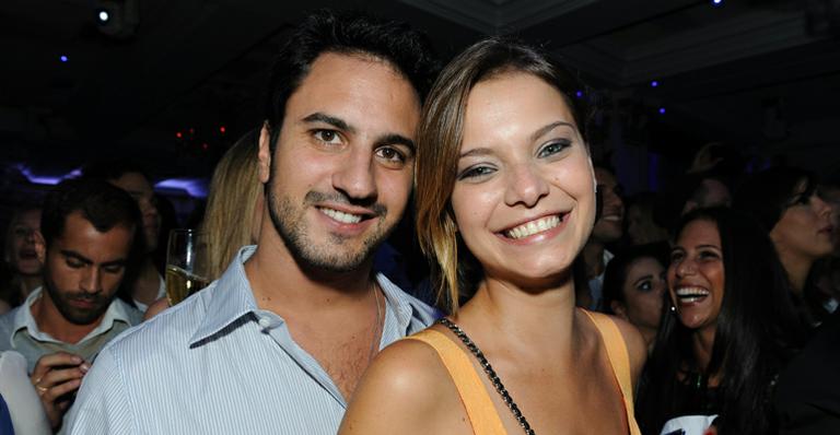 Milena Toscano curte show em clima de romance com piloto