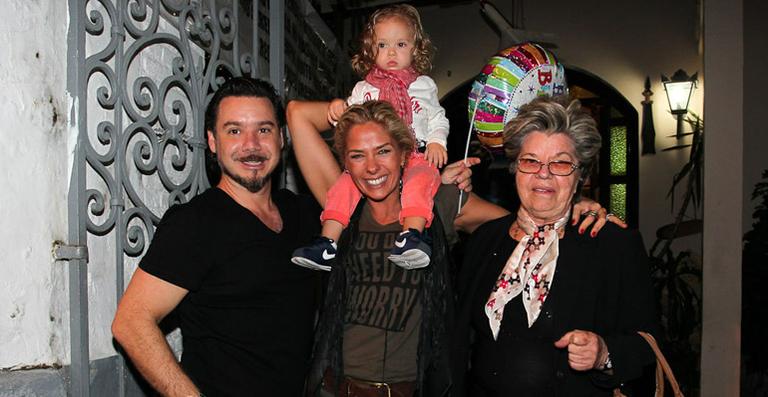 Adriane Galisteu reúne família em restaurante para seu aniversário