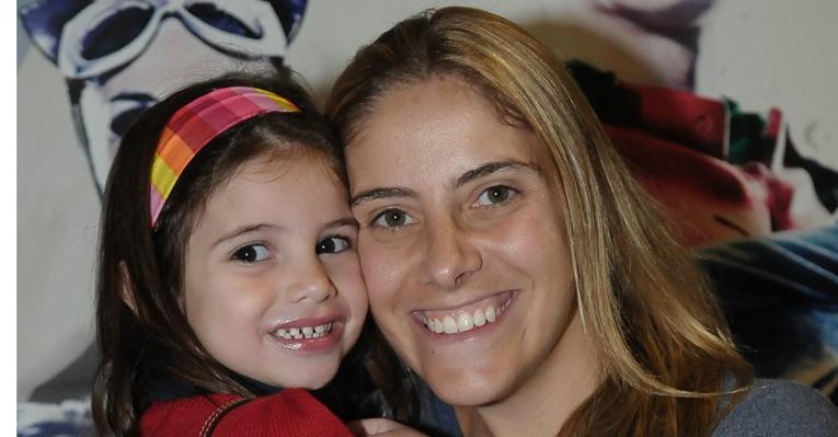 Daniela Zurita leva a pequena Maria Eduarda para assistir a peça ‘Batman Live’
