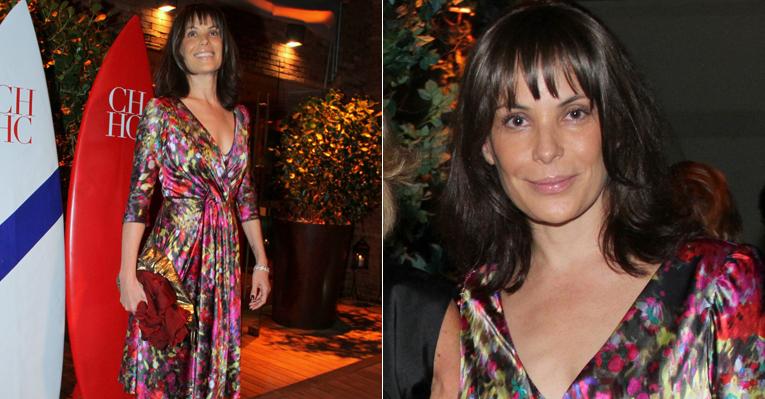 Colorida, Carolina Ferraz brilha em lançamento de perfume