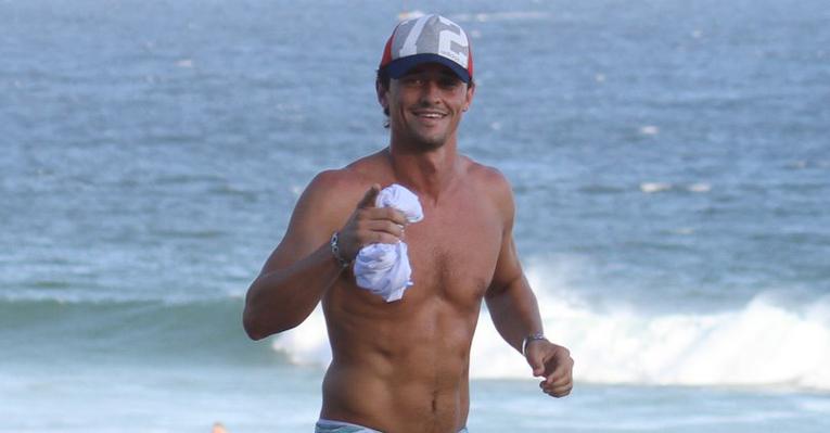 O grande vencedor do BBB12, Fael se exercita em praia no Rio de Janeiro