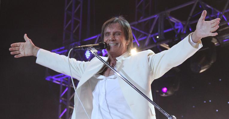 Roberto Carlos se emociona ao cantar ‘Lady Laura’