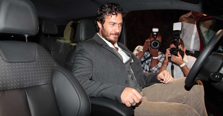 Gabriel Braga Nunes brinca de piloto em evento