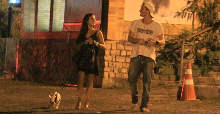 Acompanhada do namorado, Ísis Valverde leva seu cão ao pet shop