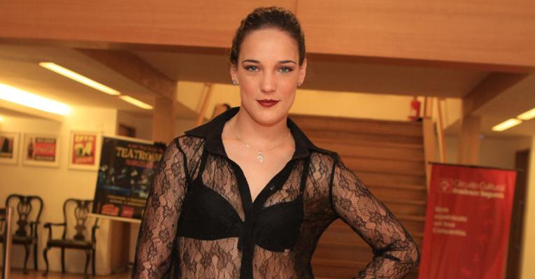 Com blusa transparente, Adriana Birolli confere espetáculo no Rio