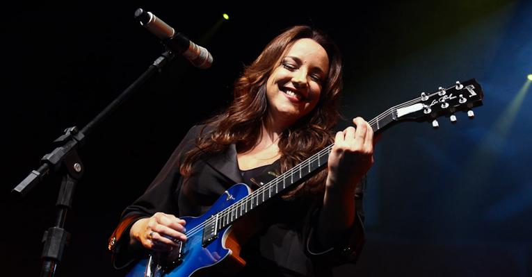 Ana Carolina canta para plateia vip em São Paulo