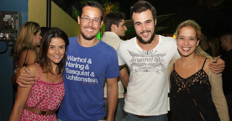 Com Paloma Duarte e amigos, Bruno Ferrari celebra aniversário atrasado