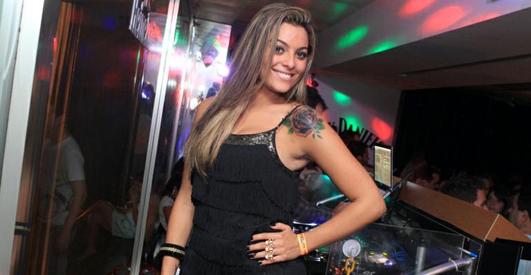 Com vestidinho preto, ex-BBB Monique curte a noite no Rio
