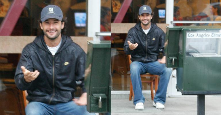 Rodrigo Santoro sorri para paparazzo nos EUA
