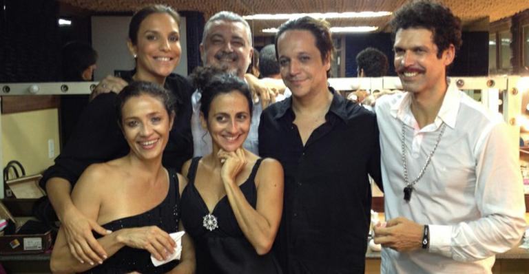 Ivete Sangalo tieta atores baianos em bastidores de teatro