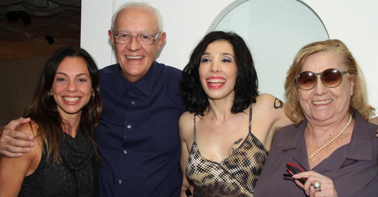 Famosos se divertem assistindo o monólogo ‘Pai’