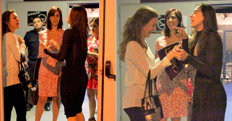 Claudia Raia recebe Maria Clara Gueiros e Adriana Garambone no teatro
