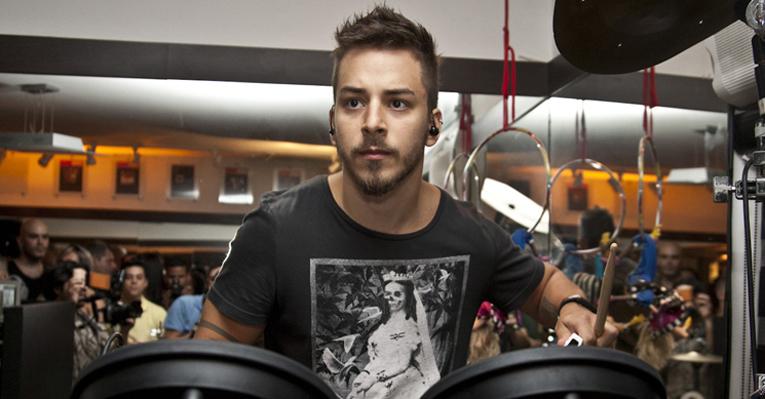Junior Lima cancela show depois de problemas com seu voo
