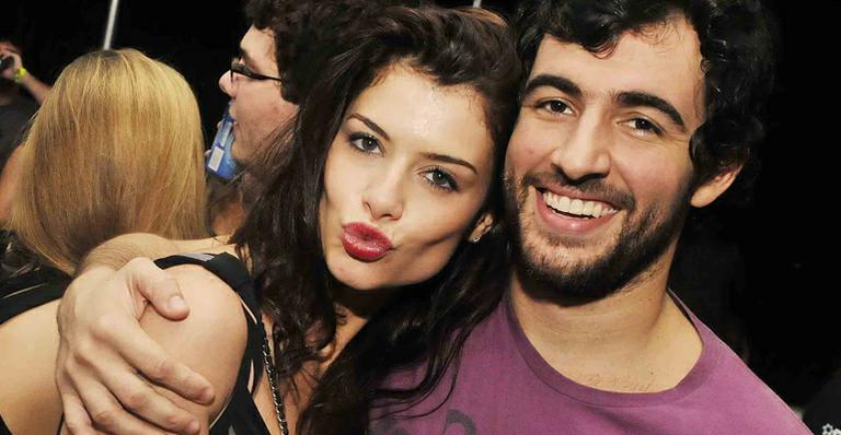 Alinne Moraes curte festa com o namorado Felipe Simão no Rio