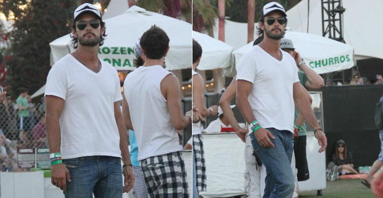 Rodrigo Santoro curte festival de Coachella na Califórnia
