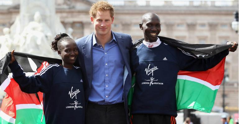 Príncipe Harry premia atletas em maratona de Londres