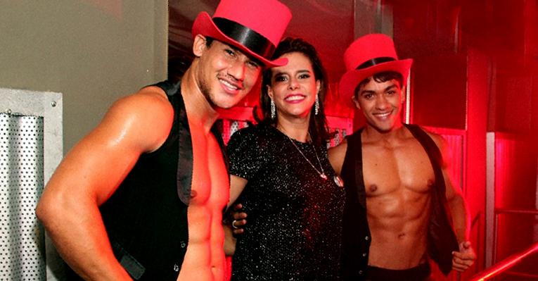 Narcisa Tamborindeguy dança com gogo boys em Salvador