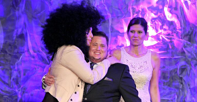 Cher surpreende o filho Chaz Bono e aparece em premiação