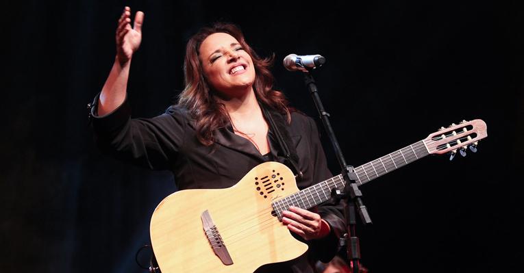 Ana Carolina canta para famosos e os recebe no camarim