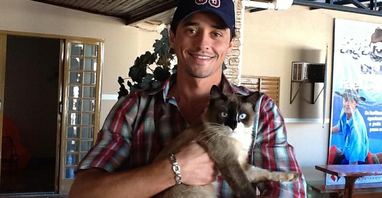 Fael mostra gato de estimação e faz torcida por Noemí no Twitter