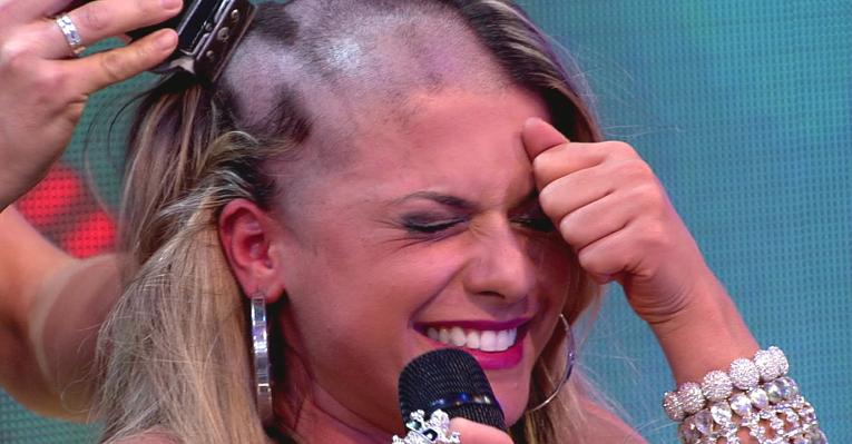 Babi Rossi: ‘Não fiz por audiência’, diz panicat que raspou a cabeça