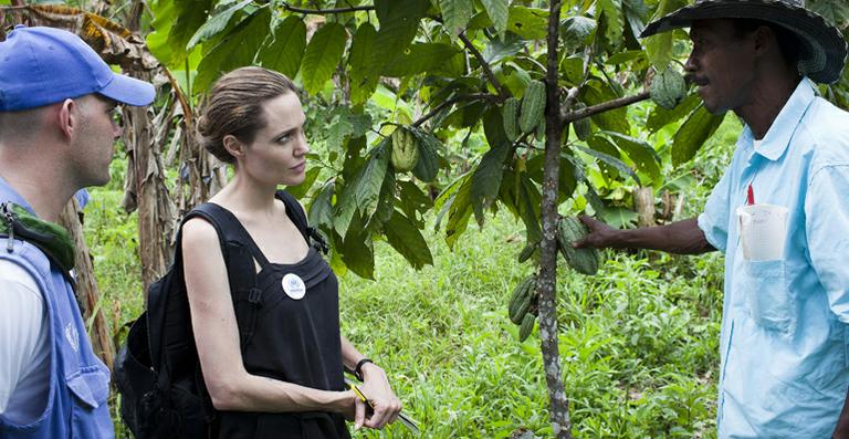 Após noivado com Brad Pitt, Angelina Jolie visita refugiados no Equador