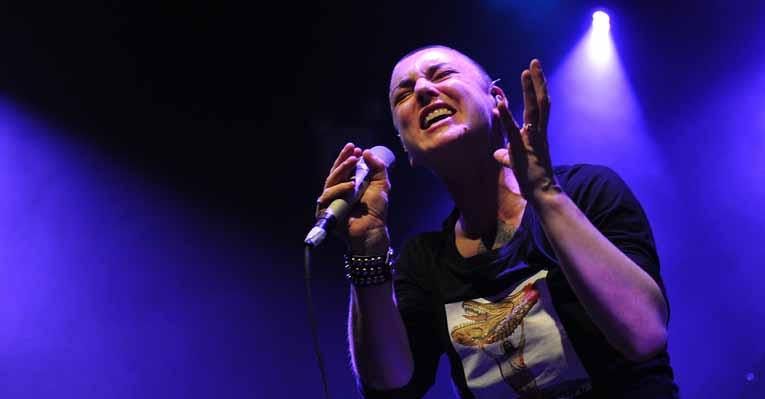 Sinead O’Connor está empolgada com a menopausa e pretende posar nua antes de morrer