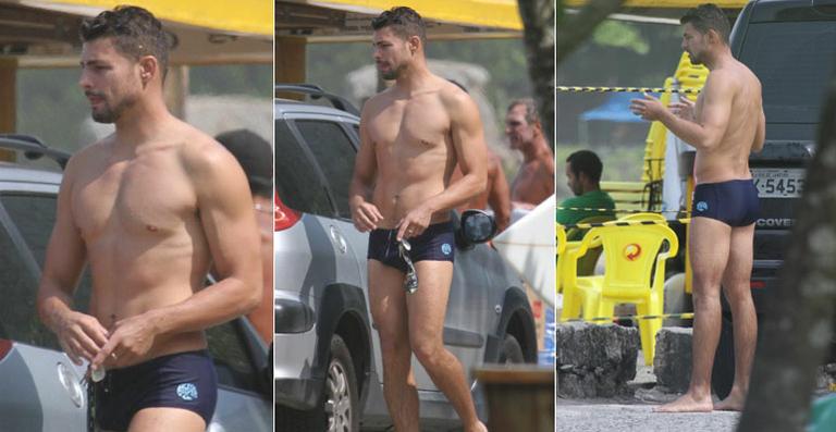 Cauã Reymond mostra boa forma em dia de surfe