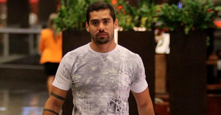 Solteiro, Yuri manda ‘recado’ no twitter: ‘Hoje bateu uma saudade daquela casa’