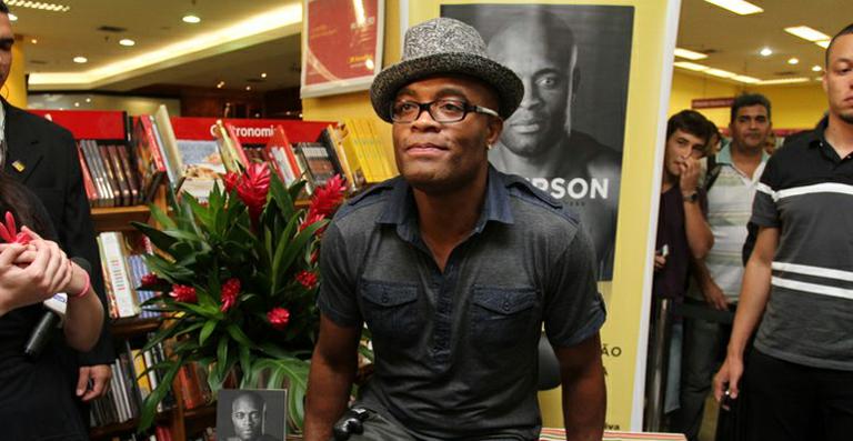 Anderson Silva lança livro sobre sua vida em livraria no Rio