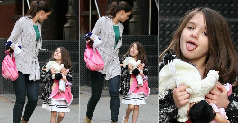 Suri mostra a língua para a mãe, Katie Holmes