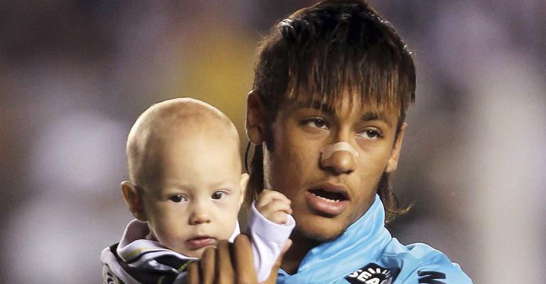 Neymar mima o filho Davi Lucca em campo