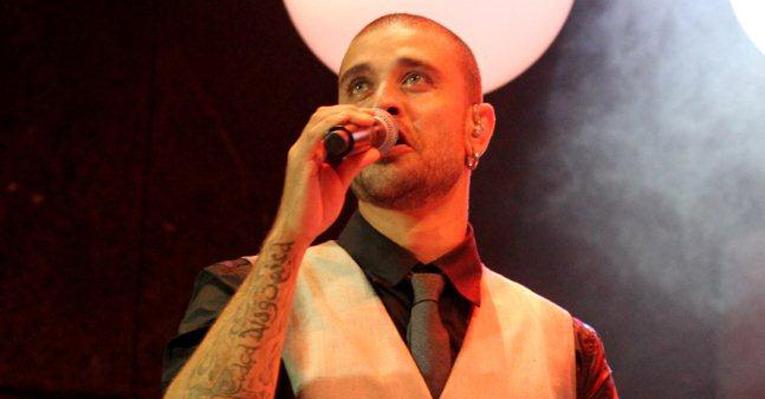 Diogo Nogueira homenageia o pai, o sambista João Nogueira, em show no Rio