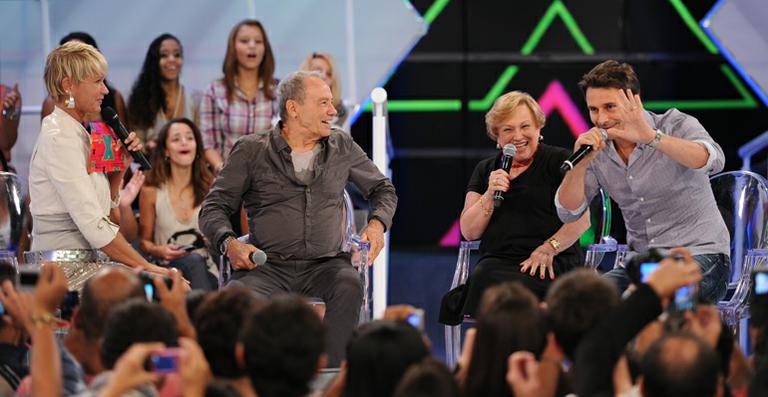 Xuxa faz homenagem para Stênio Garcia no palco do ‘TV Xuxa’