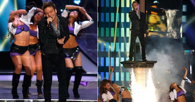 Michel Teló surge em plataforma flutuante durante show da Billboard