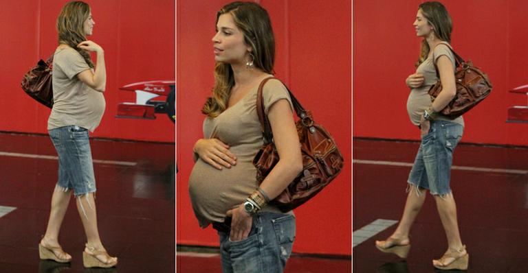 Sorridente, Grazi Massafera desfila seu barrigão em shopping do Rio de Janeiro