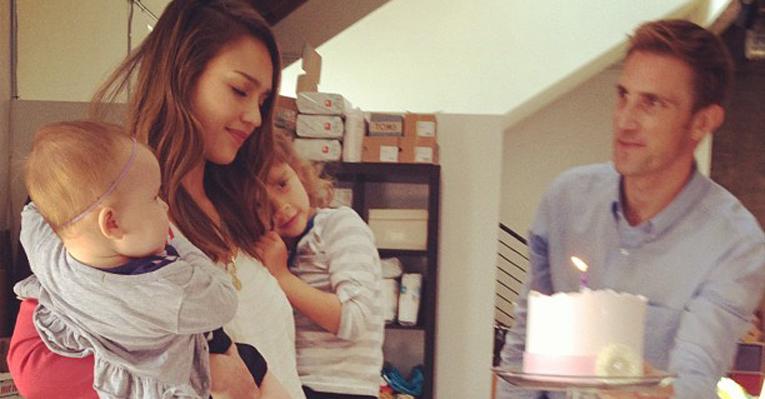 Jessica Alba ganha festa surpresa de aniversário no trabalho