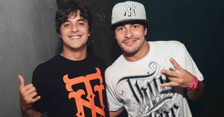 Thiago Martins e Guilherme Boury se jogam em balada no Rio de Janeiro
