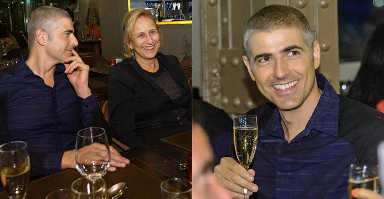 Reynaldo Gianecchini celebra a recuperação com a mãe em Paris
